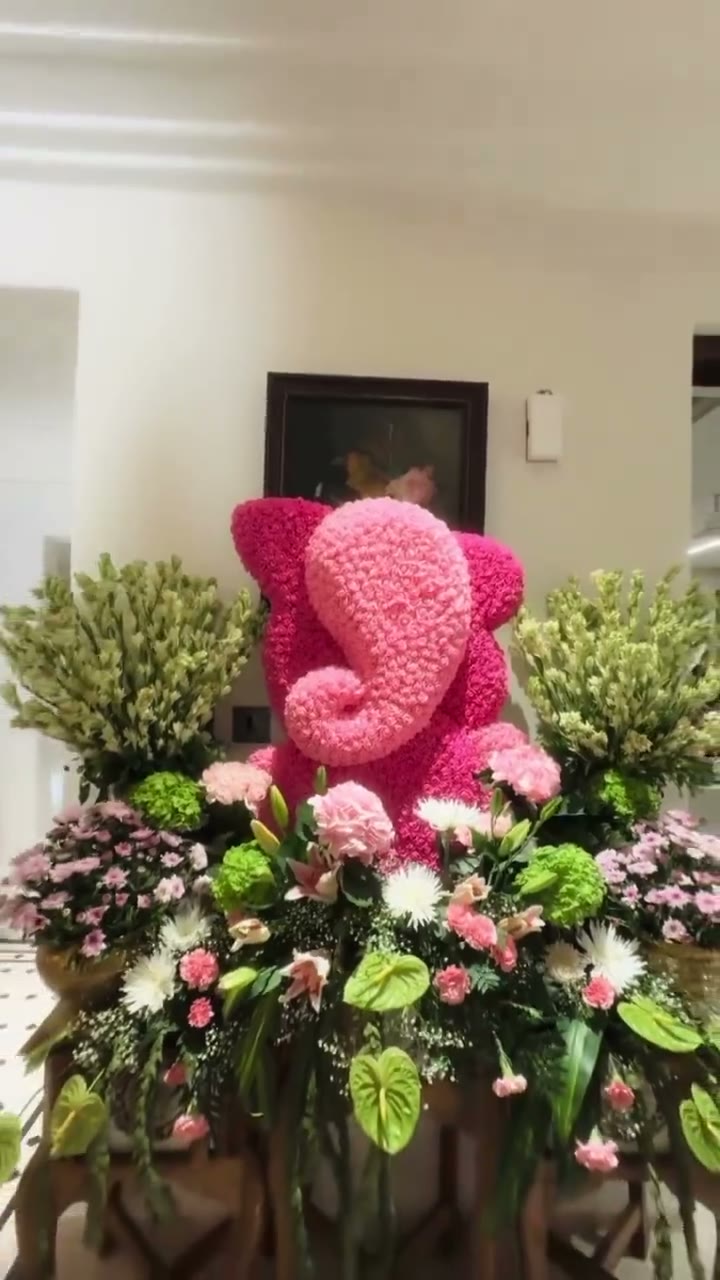 Floral arrangement with a soft pink centrepiece